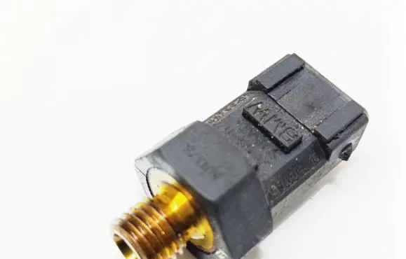 BMW 1 E82 E88 Oil pressure sensor 7549796