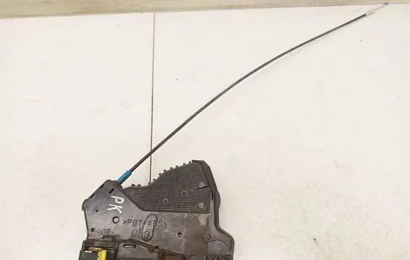 Toyota Avensis T250 Front door lock 