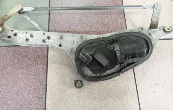 Renault Laguna II Front wiper linkage and motor 8837