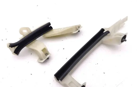 Peugeot 2008 II Front door windshield rail 9825359080