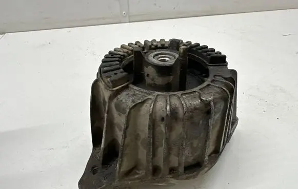Mercedes-Benz E W212 Engine mount bracket
