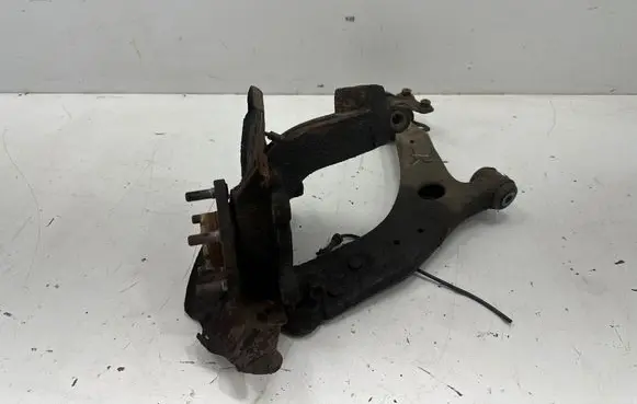 Ford Kuga I Front wheel hub spindle knuckle