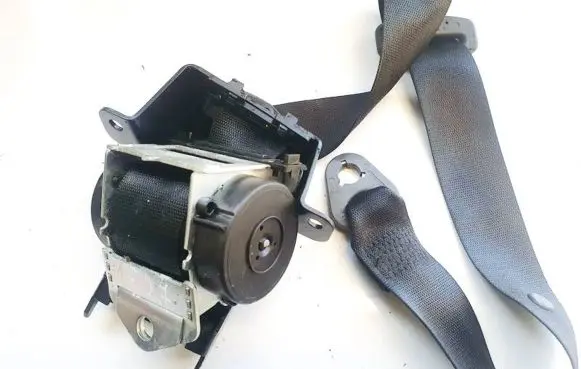 Middle seatbelt (rear)