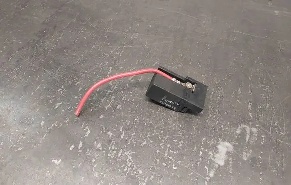 BMW 5 E39 Glow plug pre-heat relay 2246473 12212246473