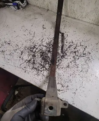 Fuel tank mounting bracket
