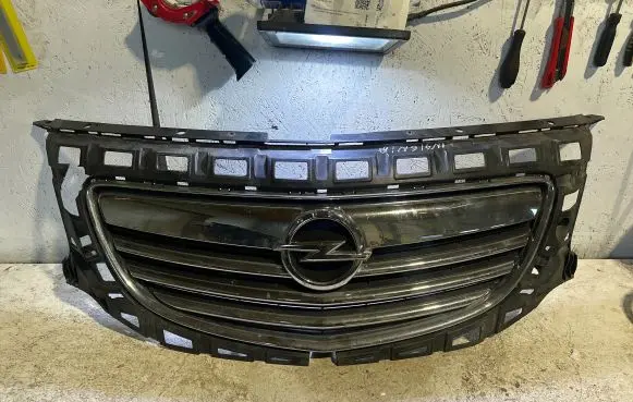 Opel Insignia A Front bumper upper radiator grill 13238420