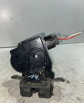Toyota Auris 150 Loading door lock 