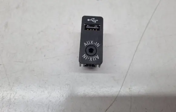 BMW 3 F30 F35 F31 AUX in-socket connector 9229246 84109229246