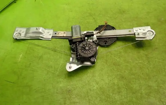 Dacia Sandero Front door window regulator with motor 