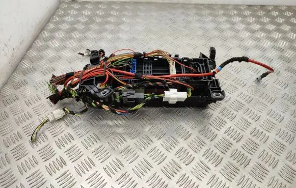 Mercedes-Benz A W176 Fuse module A2465400040