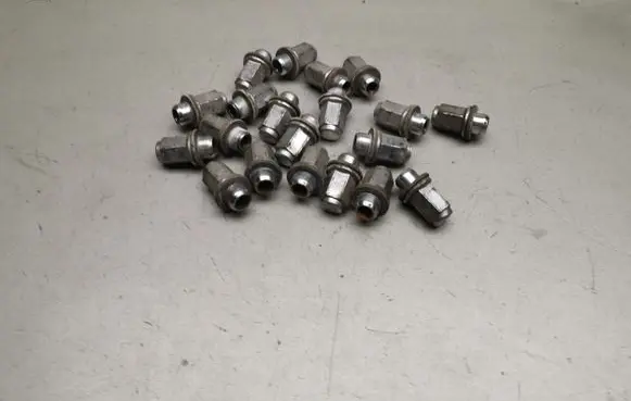 Toyota Corolla Verso AR10 Nuts/bolts 