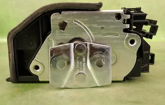 BMW X3 E83 Front door lock 7167072