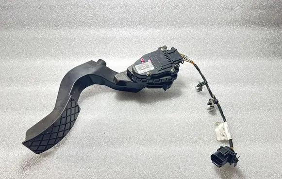 Accelerator throttle pedal