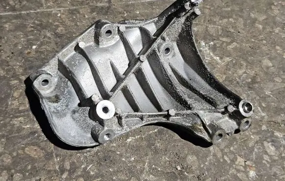 BMW 5 E60 E61 A/C compressor mount bracket 7558854