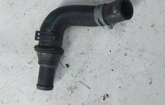 Engine coolant pipe/hose