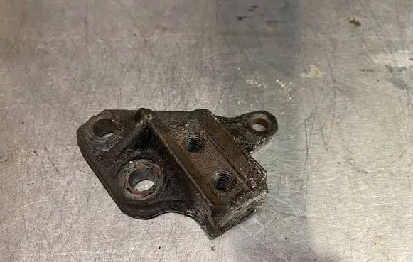 Volvo V70 Engine mounting bracket