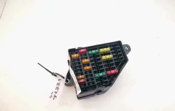 Volkswagen PASSAT B6 Fuse box set 3c0880204c