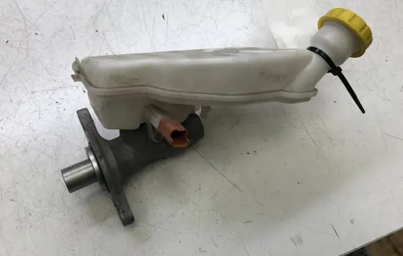 Peugeot 208 Master brake cylinder 32069745