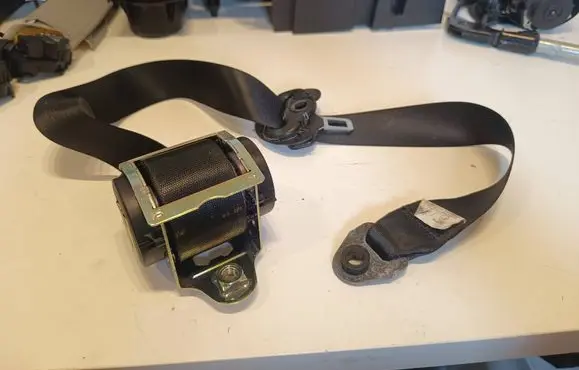 BMW 5 E60 E61 Front seatbelt 601629600 601630400 040726