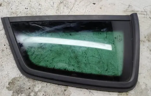 Volkswagen Golf Sportsvan Rear side window