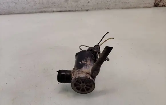 Volvo XC70 Windscreen/windshield washer pump 