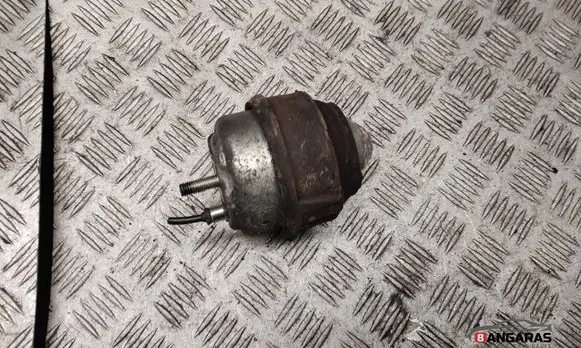 Volvo XC70 Engine mount bracket 