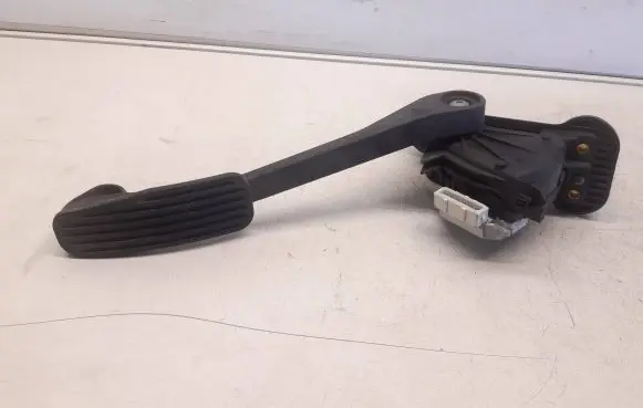 Volvo V70 Accelerator throttle pedal 30683516 6PV00853712