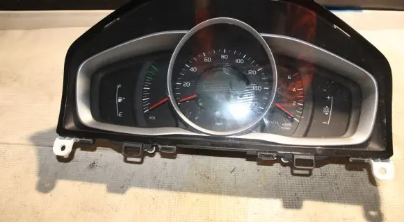 Volvo S60 Speedometer (instrument cluster) 31453099