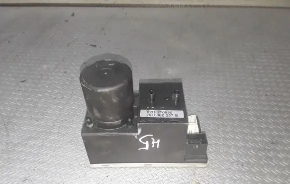 Audi A4 S4 B5 8D Central locking vacuum pump 8L0862257E