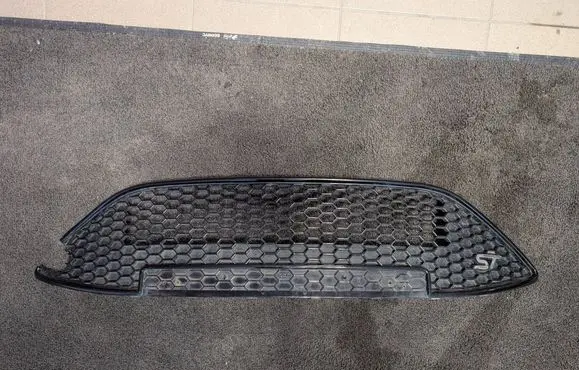 Ford Focus ST Front bumper upper radiator grill F1EB17B968A
