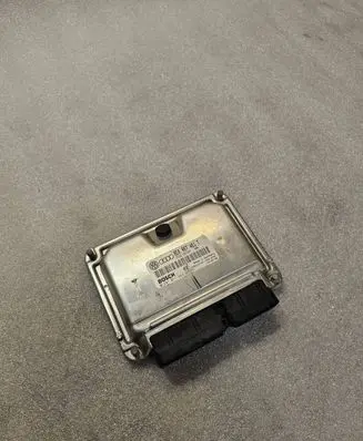Volkswagen PASSAT B5.5 Engine control unit/module 8E0907401T 1039S02763 0281011444