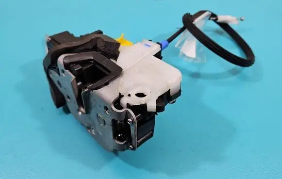 Opel Mokka Front door lock 13579497 IMPRK1476321