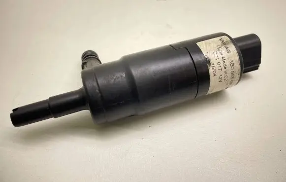 Volkswagen PASSAT B5 Headlight washer pump 3B0955681A