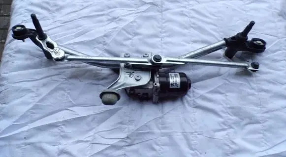 Peugeot 208 Front wiper linkage and motor 9824784980