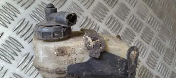 Brake fluid reservoir