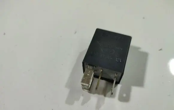 Volkswagen Golf V Other relay 95VW10K705EA