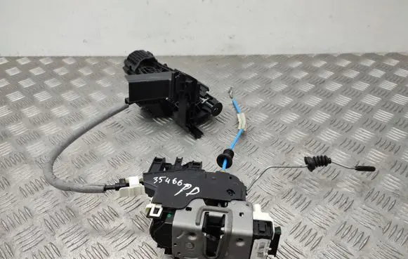Mercedes-Benz CLA C117 X117 W117 Front door lock A0997202201