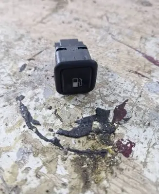 Volkswagen PASSAT B5 Fuel tank opening switch 3b0959833a