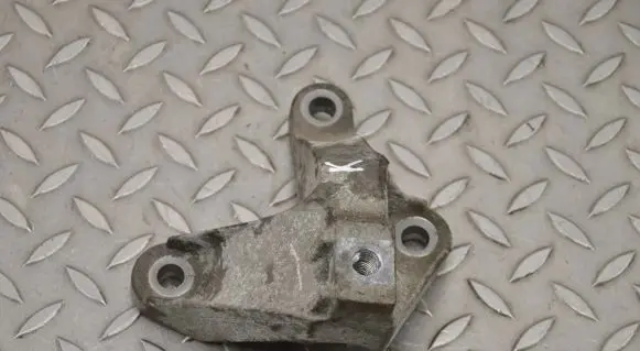 Engine mounting bracket
