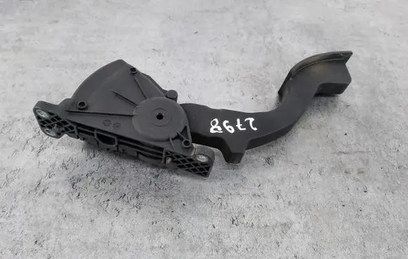 Accelerator throttle pedal