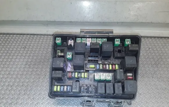 Chrysler Pacifica Fuse module 04727832AH