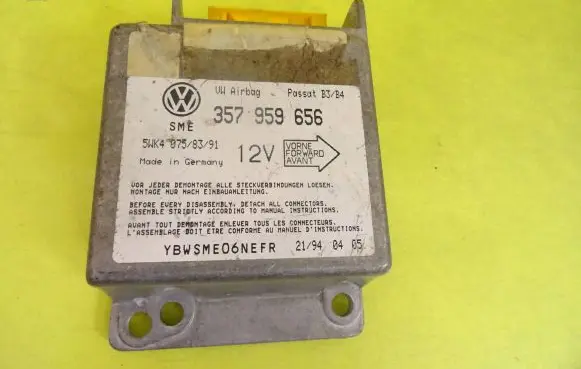 Volkswagen PASSAT B4 Airbag control unit/module 357959656