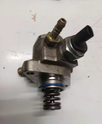 Volkswagen PASSAT B8 Fuel injection high pressure pump 04E127026