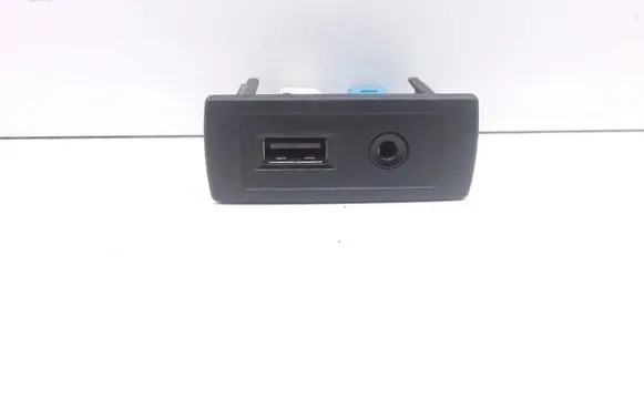 Mercedes-Benz Sprinter W906 USB socket connector 