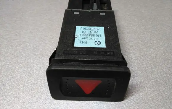Volkswagen Golf IV Hazard light switch 1J0953235C