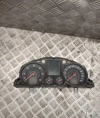 Volkswagen PASSAT B6 Speedometer (instrument cluster) a2c53117394