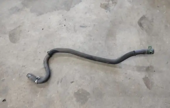 Volkswagen PASSAT B6 Engine coolant pipe/hose