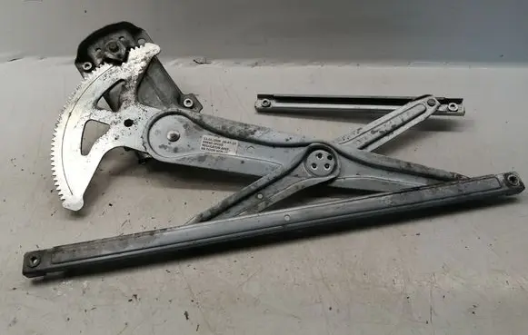 Rear door manual window regulator
