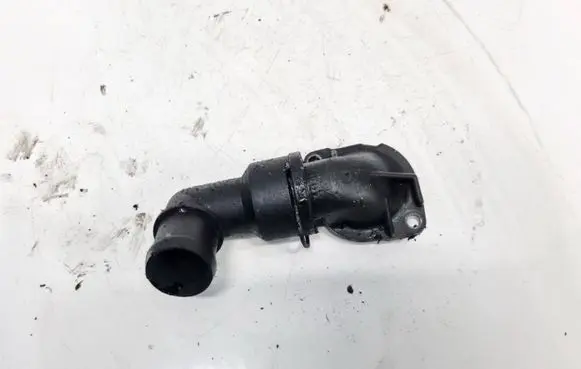 Volkswagen Golf III Engine coolant pipe/hose 037121121a