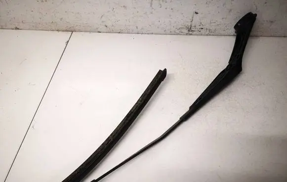 Ford Focus Front wiper blade arm bm5117526ab